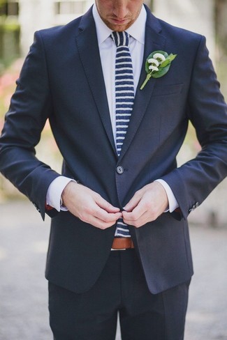 Dunkelblaue horizontal gestreifte Krawatte kombinieren – 448 Elegante Herren Outfits: Tragen Sie einen dunkelblauen Anzug und eine dunkelblaue horizontal gestreifte Krawatte für eine klassischen und verfeinerte Silhouette.