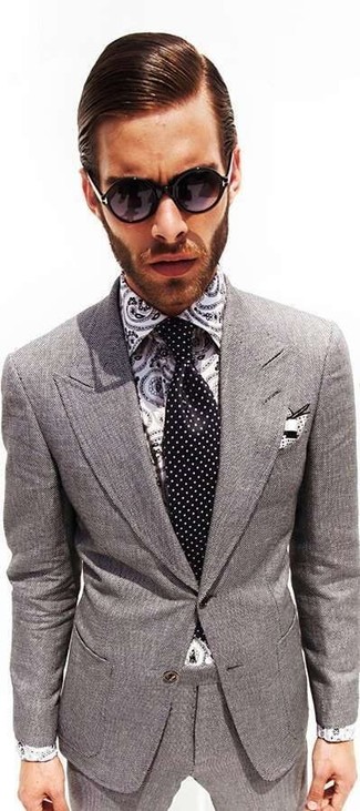 grauer Wollanzug, graues Businesshemd mit Paisley-Muster, schwarze und weiße gepunktete Krawatte, weißes und schwarzes gepunktetes Einstecktuch für Herren
