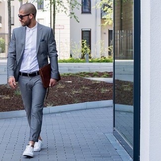 Wie hellviolettes Businesshemd mit grauen Anzuges zu kombinieren – 28 Herren Outfits: Etwas Einfaches wie die Wahl von einem grauen Anzug und einem hellvioletten Businesshemd kann Sie von der Menge abheben. Wenn Sie nicht durch und durch formal auftreten möchten, komplettieren Sie Ihr Outfit mit weißen Leinenschuhen.