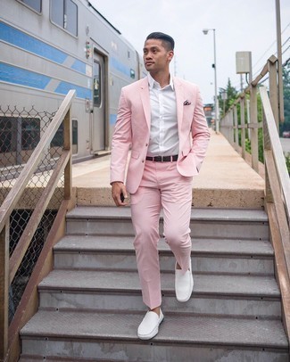 Weiße Mokassins kombinieren – 2 Herren Outfits: Paaren Sie einen rosa Anzug mit einem weißen Businesshemd, um vor Klasse und Perfektion zu strotzen. Wenn Sie nicht durch und durch formal auftreten möchten, wählen Sie weißen Mokassins.