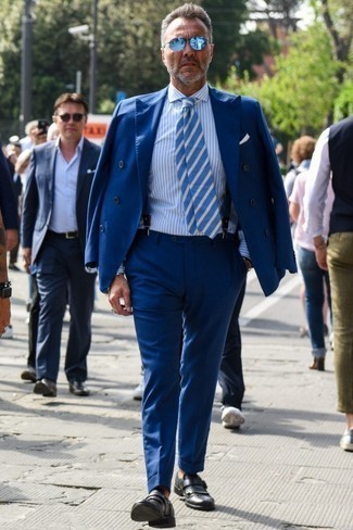 50 Jährige: Hellblaues Businesshemd kombinieren – 202 Elegante Herren Outfits: Entscheiden Sie sich für ein hellblaues Businesshemd und einen blauen Anzug für einen stilvollen, eleganten Look. Wählen Sie die legere Option mit schwarzen Monks aus Leder.