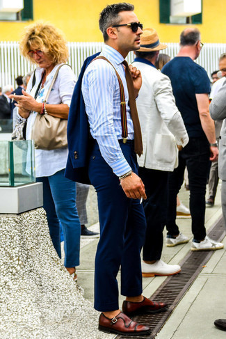 Braunen Hosenträger kombinieren – 45 Elegante Sommer Herren Outfits: Kombinieren Sie einen dunkelblauen Anzug mit einem braunen Hosenträger für ein bequemes Outfit, das außerdem gut zusammen passt. Fühlen Sie sich mutig? Entscheiden Sie sich für dunkelroten Monks aus Leder. Dieses Sommer-Outfit ist ein Volltreffer!