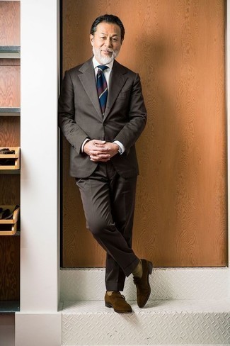50 Jährige: Braunen Anzug kombinieren – 28 Sommer Herren Outfits: Entscheiden Sie sich für einen braunen Anzug und ein weißes Businesshemd für eine klassischen und verfeinerte Silhouette. Wählen Sie die legere Option mit dunkelbraunen Monks aus Wildleder. Schon haben wir ein super Outfit im Sommer.