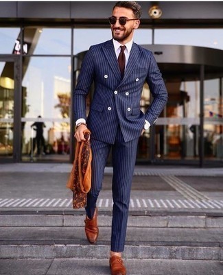 Dunkelrote Krawatte kombinieren – 500+ Herren Outfits: Kombinieren Sie einen dunkelblauen vertikal gestreiften Anzug mit einer dunkelroten Krawatte für eine klassischen und verfeinerte Silhouette. Suchen Sie nach leichtem Schuhwerk? Ergänzen Sie Ihr Outfit mit rotbraunen Monks aus Leder für den Tag.