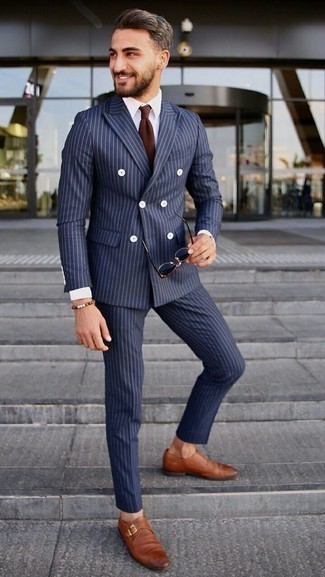 30 Jährige: Blaue Sonnenbrille kombinieren – 139 Elegante Herren Outfits: Vereinigen Sie einen dunkelblauen vertikal gestreiften Anzug mit einer blauen Sonnenbrille für ein sonntägliches Mittagessen mit Freunden. Schalten Sie Ihren Kleidungsbestienmodus an und machen rotbraunen Monks aus Leder zu Ihrer Schuhwerkwahl.