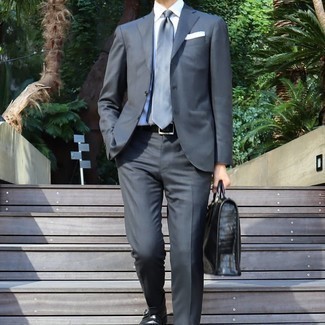 Hellblaue Krawatte kombinieren – 143 Elegante Herren Outfits warm Wetter: Etwas Einfaches wie die Wahl von einem dunkelblauen Anzug und einer hellblauen Krawatte kann Sie von der Menge abheben. Fühlen Sie sich ideenreich? Vervollständigen Sie Ihr Outfit mit schwarzen Monks aus Leder.