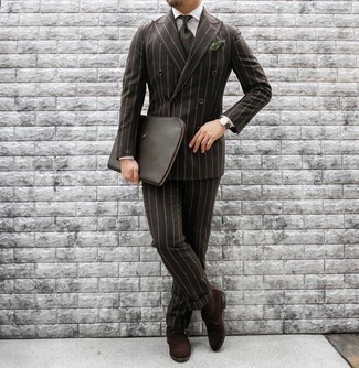 Braunen vertikal gestreiften Anzug kombinieren – 54 Herren Outfits: Tragen Sie einen braunen vertikal gestreiften Anzug und ein weißes Businesshemd für einen stilvollen, eleganten Look. Komplettieren Sie Ihr Outfit mit dunkelbraunen Monks aus Wildleder.