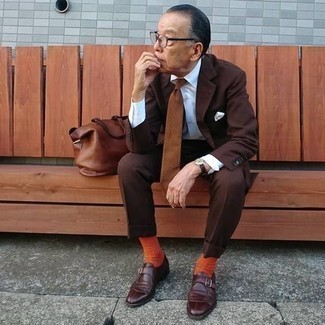 60 Jährige: Senf Socken kombinieren – 16 Herren Outfits: Kombinieren Sie einen dunkelbraunen Anzug mit senf Socken für einen bequemen Alltags-Look. Fühlen Sie sich mutig? Komplettieren Sie Ihr Outfit mit dunkelroten Monks aus Leder.