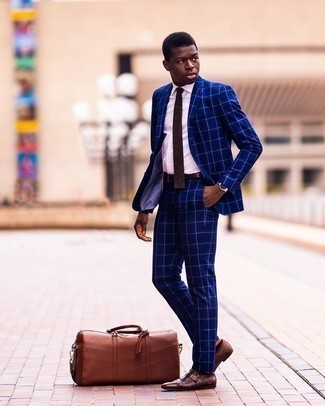 Braune Leder Reisetasche kombinieren – 60 Elegante Herren Outfits: Tragen Sie einen dunkelblauen Anzug mit Karomuster und eine braune Leder Reisetasche, um mühelos alles zu meistern, was auch immer der Tag bringen mag. Komplettieren Sie Ihr Outfit mit braunen Monks aus Leder, um Ihr Modebewusstsein zu zeigen.