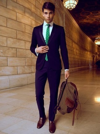 Grüne bedruckte Krawatte kombinieren – 27 Herren Outfits: Erwägen Sie das Tragen von einem violetten Anzug und einer grünen bedruckten Krawatte für einen stilvollen, eleganten Look. Braune Monks aus Leder verleihen einem klassischen Look eine neue Dimension.