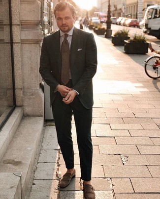 Braune Krawatte kombinieren – 500+ Herren Outfits: Vereinigen Sie einen dunkelgrünen Anzug mit einer braunen Krawatte für einen stilvollen, eleganten Look. Machen Sie diese Aufmachung leger mit braunen Monks aus Wildleder.