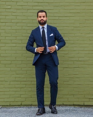 Blaue Socken kombinieren – 500+ Herren Outfits: Tragen Sie einen dunkelblauen vertikal gestreiften Anzug und blauen Socken für ein großartiges Wochenend-Outfit. Schwarze Monks aus Leder bringen klassische Ästhetik zum Ensemble.