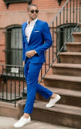 Wie blauen Anzug mit weißer und roter Segeltuch niedriger Sneakers zu kombinieren – 16 Elegante Herren Outfits: Kombinieren Sie einen blauen Anzug mit einem weißen Businesshemd für einen stilvollen, eleganten Look. Weiße und rote Segeltuch niedrige Sneakers liefern einen wunderschönen Kontrast zu dem Rest des Looks.
