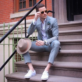 Dunkellila Hemd kombinieren – 142 Smart-Casual Herren Outfits warm Wetter: Erwägen Sie das Tragen von einem dunkellila Hemd und einem grauen Anzug für eine klassischen und verfeinerte Silhouette. Weiße Leder niedrige Sneakers sind eine kluge Wahl, um dieses Outfit zu vervollständigen.