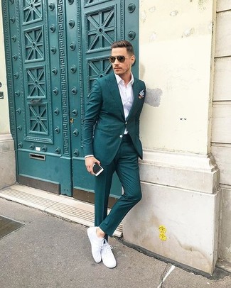 Welche Businesshemden mit olivgrünen Anzuges zu tragen – 263 Herren Outfits: Kombinieren Sie einen olivgrünen Anzug mit einem Businesshemd für eine klassischen und verfeinerte Silhouette. Fühlen Sie sich mutig? Ergänzen Sie Ihr Outfit mit weißen Leder niedrigen Sneakers.
