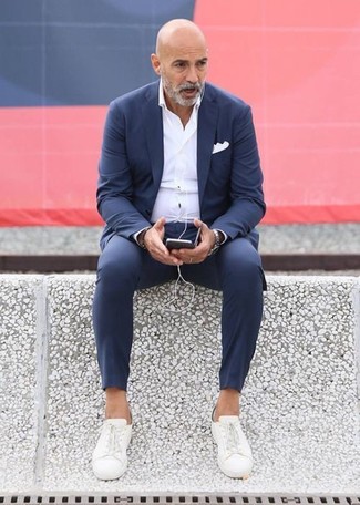 50 Jährige: Welche niedrige Sneakers mit dunkelblauen Anzuges zu tragen – 16 Herren Outfits: Kombinieren Sie einen dunkelblauen Anzug mit einem weißen Businesshemd für einen stilvollen, eleganten Look. Fühlen Sie sich ideenreich? Vervollständigen Sie Ihr Outfit mit niedrigen Sneakers.