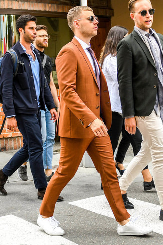 Rotbraunen Anzug kombinieren – 590+ Sommer Herren Outfits: Erwägen Sie das Tragen von einem rotbraunen Anzug und einem weißen Businesshemd für einen stilvollen, eleganten Look. Wenn Sie nicht durch und durch formal auftreten möchten, ergänzen Sie Ihr Outfit mit weißen Leder niedrigen Sneakers. Schon ergibt sich ein schönes Sommer-Outfit.