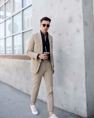 Lederarmband kombinieren – 33 Elegante Herren Outfits warm Wetter: Vereinigen Sie einen hellbeige Anzug mit einem Lederarmband für einen bequemen Alltags-Look. Weiße Segeltuch niedrige Sneakers fügen sich nahtlos in einer Vielzahl von Outfits ein.
