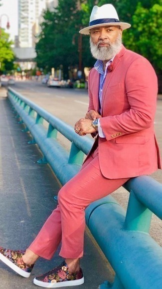Rosa Anzug kombinieren – 55 Herren Outfits: Entscheiden Sie sich für einen rosa Anzug und ein weißes und blaues vertikal gestreiftes Businesshemd für einen stilvollen, eleganten Look. Fühlen Sie sich ideenreich? Vervollständigen Sie Ihr Outfit mit mehrfarbigen bedruckten Leder niedrigen Sneakers.