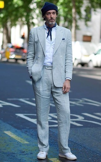 40 Jährige: Blaue Mütze kombinieren – 40 Herren Outfits warm Wetter: Vereinigen Sie einen hellblauen Anzug mit einer blauen Mütze für ein großartiges Wochenend-Outfit. Weiße Leder niedrige Sneakers fügen sich nahtlos in einer Vielzahl von Outfits ein.