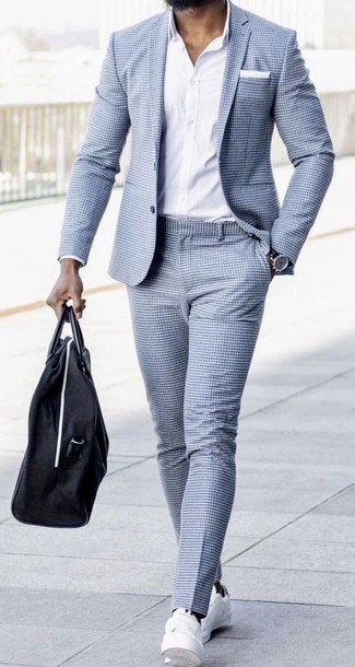 Schwarze und weiße Uhr kombinieren – 500+ Elegante Sommer Herren Outfits: Kombinieren Sie einen hellblauen Anzug mit einer schwarzen und weißen Uhr für einen bequemen Alltags-Look. Weiße Segeltuch niedrige Sneakers sind eine großartige Wahl, um dieses Outfit zu vervollständigen. Ein cooler Look für den Sommer.