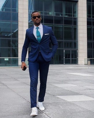 Hellblaue Krawatte kombinieren – 188 Herren Outfits: Kombinieren Sie einen dunkelblauen Anzug mit einer hellblauen Krawatte, um vor Klasse und Perfektion zu strotzen. Wenn Sie nicht durch und durch formal auftreten möchten, komplettieren Sie Ihr Outfit mit weißen Segeltuch niedrigen Sneakers.
