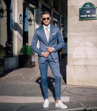 30 Jährige: Hellbeige gepunktete Krawatte kombinieren – 8 Elegante Herren Outfits: Tragen Sie einen blauen Anzug und eine hellbeige gepunktete Krawatte für einen stilvollen, eleganten Look. Fühlen Sie sich mutig? Entscheiden Sie sich für weißen Segeltuch niedrige Sneakers.