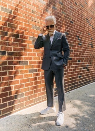 50 Jährige: Dunkelgrauen Anzug kombinieren – 158 Herren Outfits: Tragen Sie einen dunkelgrauen Anzug und ein weißes Businesshemd für einen stilvollen, eleganten Look. Fühlen Sie sich mutig? Vervollständigen Sie Ihr Outfit mit weißen Segeltuch niedrigen Sneakers.