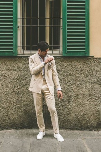 Bedrucktes Einstecktuch kombinieren – 500+ Smart-Casual Herren Outfits: Kombinieren Sie einen hellbeige Anzug mit einem bedruckten Einstecktuch für einen bequemen Alltags-Look. Weiße Segeltuch niedrige Sneakers sind eine großartige Wahl, um dieses Outfit zu vervollständigen.