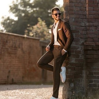 30 Jährige: Dunkelbraunen Anzug kombinieren – 500+ Herren Outfits warm Wetter: Kombinieren Sie einen dunkelbraunen Anzug mit einem weißen Businesshemd für eine klassischen und verfeinerte Silhouette. Fühlen Sie sich ideenreich? Vervollständigen Sie Ihr Outfit mit weißen Segeltuch niedrigen Sneakers.