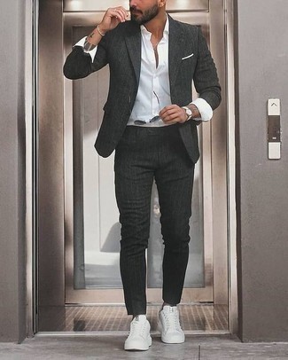 Wie grauen Anzug mit weißer Segeltuch niedriger Sneakers zu kombinieren – 89 Herren Outfits: Kombinieren Sie einen grauen Anzug mit einem weißen Businesshemd, um vor Klasse und Perfektion zu strotzen. Wenn Sie nicht durch und durch formal auftreten möchten, komplettieren Sie Ihr Outfit mit weißen Segeltuch niedrigen Sneakers.