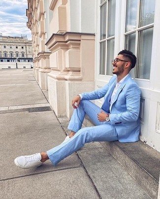 Weiße und blaue Turnschuhe kombinieren – 105 Elegante Sommer Herren Outfits: Kombinieren Sie einen hellblauen Anzug mit einem weißen Businesshemd für eine klassischen und verfeinerte Silhouette. Suchen Sie nach leichtem Schuhwerk? Komplettieren Sie Ihr Outfit mit weißen und blauen Turnschuhen für den Tag. Ein insgesamt sehr cooles Sommer-Outfit.