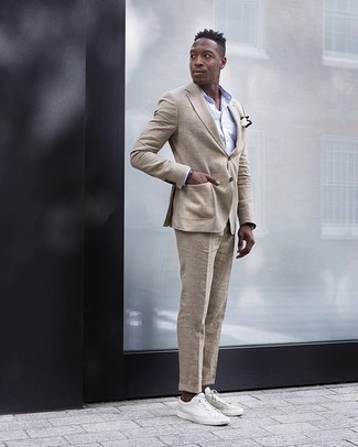 Hellbeige Anzug kombinieren – 875+ Herren Outfits: Entscheiden Sie sich für einen hellbeige Anzug und ein hellblaues Businesshemd für einen stilvollen, eleganten Look. Fühlen Sie sich mutig? Entscheiden Sie sich für weißen Segeltuch niedrige Sneakers.