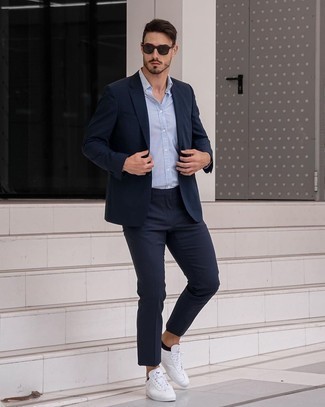 Weiße und braune Schuhe kombinieren – 175 Elegante Sommer Herren Outfits: Geben Sie den bestmöglichen Look ab in einem dunkelblauen Anzug und einem hellblauen Businesshemd. Fühlen Sie sich mutig? Ergänzen Sie Ihr Outfit mit weißen Segeltuch niedrigen Sneakers. So ist das Outfit vollkommen sommertauglich.