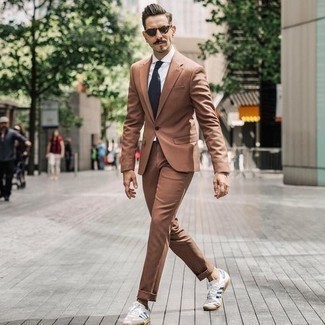 Welche Anzüge mit weißer und dunkelblauer niedriger Sneakers zu tragen – 106 Elegante Herren Outfits: Vereinigen Sie einen Anzug mit einem weißen Businesshemd für eine klassischen und verfeinerte Silhouette. Weiße und dunkelblaue niedrige Sneakers liefern einen wunderschönen Kontrast zu dem Rest des Looks.
