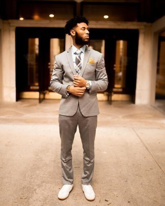 Braune Krawatte kombinieren – 500+ Herren Outfits: Geben Sie den bestmöglichen Look ab in einem beige Anzug und einer braunen Krawatte. Weiße Segeltuch niedrige Sneakers verleihen einem klassischen Look eine neue Dimension.