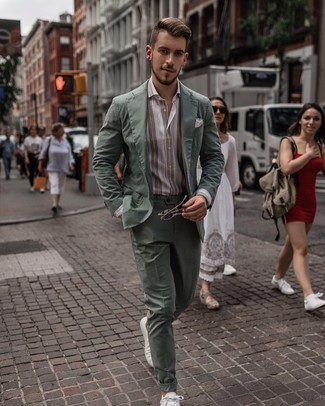Mintgrünen Anzug kombinieren – 38 Herren Outfits: Vereinigen Sie einen mintgrünen Anzug mit einem weißen und braunen vertikal gestreiften Businesshemd für einen stilvollen, eleganten Look. Machen Sie diese Aufmachung leger mit weißen Segeltuch niedrigen Sneakers.