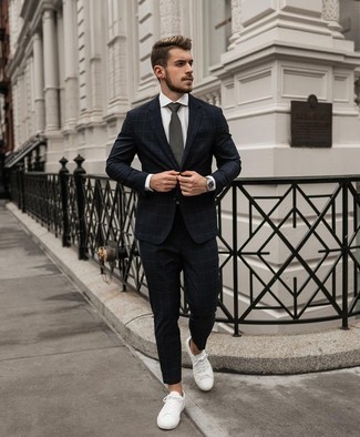 Dunkelgraue Krawatte mit Karomuster kombinieren – 8 Smart-Casual Herren Outfits: Tragen Sie einen schwarzen Anzug mit Karomuster und eine dunkelgraue Krawatte mit Karomuster, um vor Klasse und Perfektion zu strotzen. Wenn Sie nicht durch und durch formal auftreten möchten, komplettieren Sie Ihr Outfit mit weißen Leder niedrigen Sneakers.