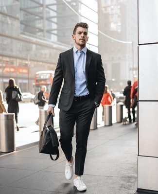 Weiße Leder niedrige Sneakers kombinieren – 56 Elegante Herren Outfits: Kombinieren Sie einen schwarzen Anzug mit einem hellblauen Businesshemd für eine klassischen und verfeinerte Silhouette. Warum kombinieren Sie Ihr Outfit für einen legereren Auftritt nicht mal mit weißen Leder niedrigen Sneakers?
