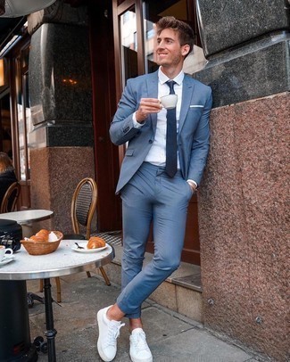 Weiße und braune Schuhe kombinieren – 175 Elegante Sommer Herren Outfits: Entscheiden Sie sich für einen blauen Anzug und ein weißes Businesshemd für eine klassischen und verfeinerte Silhouette. Weiße Segeltuch niedrige Sneakers verleihen einem klassischen Look eine neue Dimension. Dieses Outfit  ist für den Sommer einfach genial.