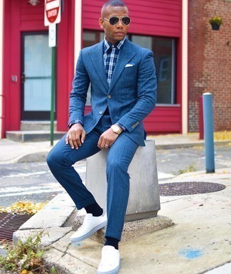 Blauen Anzug kombinieren – 1200+ Herren Outfits: Kombinieren Sie einen blauen Anzug mit einem dunkelblauen Businesshemd mit Schottenmuster für eine klassischen und verfeinerte Silhouette. Fühlen Sie sich mutig? Komplettieren Sie Ihr Outfit mit weißen Segeltuch niedrigen Sneakers.