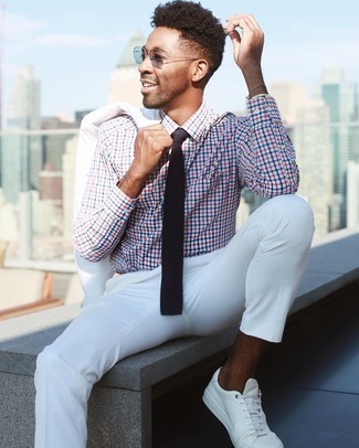 Welche Businesshemden mit weißen und schwarzen Anzuges zu tragen – 4 Smart-Casual Herren Outfits: Kombinieren Sie einen weißen und schwarzen Anzug mit einem Businesshemd für einen stilvollen, eleganten Look. Fühlen Sie sich ideenreich? Wählen Sie weißen Leder niedrige Sneakers.