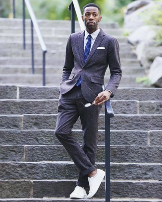 Dunkelblauen Anzug kombinieren – 1200+ Herren Outfits: Kombinieren Sie einen dunkelblauen Anzug mit einem weißen und dunkelblauen Businesshemd mit Karomuster für eine klassischen und verfeinerte Silhouette. Fühlen Sie sich ideenreich? Wählen Sie weißen Segeltuch niedrige Sneakers.