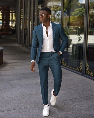 30 Jährige: Dunkeltürkisen Anzug kombinieren – 217 Elegante Herren Outfits: Kombinieren Sie einen dunkeltürkisen Anzug mit einem weißen Businesshemd für einen stilvollen, eleganten Look. Fühlen Sie sich mutig? Ergänzen Sie Ihr Outfit mit weißen Segeltuch niedrigen Sneakers.