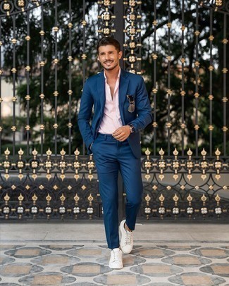 Weiße und blaue Turnschuhe kombinieren – 105 Elegante Sommer Herren Outfits: Tragen Sie einen dunkelblauen Anzug und ein rosa Businesshemd für eine klassischen und verfeinerte Silhouette. Fühlen Sie sich mutig? Komplettieren Sie Ihr Outfit mit weißen und blauen Turnschuhen. Dieses Sommer-Outfit ist ein Volltreffer!