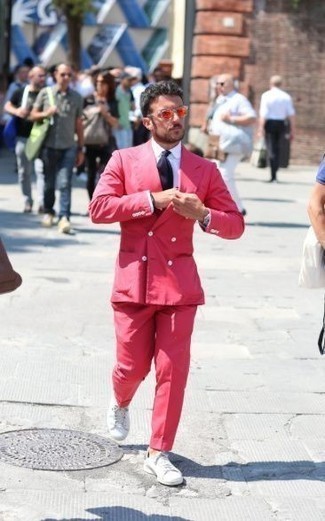 30 Jährige: Rote Sonnenbrille kombinieren – 134 Herren Outfits warm Wetter: Kombinieren Sie einen fuchsia Anzug mit einer roten Sonnenbrille für ein großartiges Wochenend-Outfit. Weiße Segeltuch niedrige Sneakers sind eine großartige Wahl, um dieses Outfit zu vervollständigen.