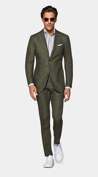 Anzug kombinieren – 500+ Smart-Casual Herren Outfits: Kombinieren Sie einen Anzug mit einem grauen vertikal gestreiften Businesshemd für einen stilvollen, eleganten Look. Fühlen Sie sich mutig? Entscheiden Sie sich für weißen Segeltuch niedrige Sneakers.