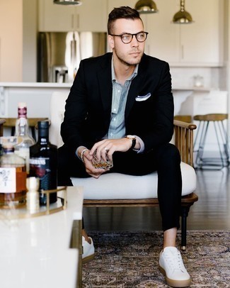 30 Jährige: Schwarzen Anzug kombinieren – 129 Smart-Casual Herren Outfits: Kombinieren Sie einen schwarzen Anzug mit einem weißen und dunkelblauen vertikal gestreiften Businesshemd für einen stilvollen, eleganten Look. Bringen Sie die Dinge durcheinander, indem Sie weißen Segeltuch niedrige Sneakers mit diesem Outfit tragen.