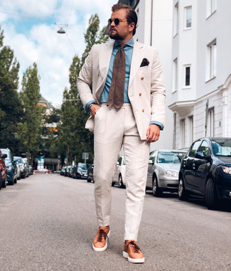 Braune Krawatte kombinieren – 500+ Herren Outfits: Kombinieren Sie einen hellbeige Anzug mit einer braunen Krawatte, um vor Klasse und Perfektion zu strotzen. Suchen Sie nach leichtem Schuhwerk? Vervollständigen Sie Ihr Outfit mit rotbraunen Leder niedrigen Sneakers für den Tag.
