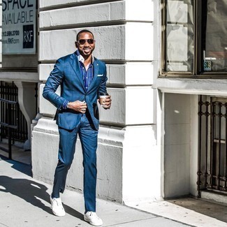 30 Jährige: Welche Businesshemden mit dunkelblauen Anzuges zu tragen – 500+ Herren Outfits: Kombinieren Sie einen dunkelblauen Anzug mit einem Businesshemd, um vor Klasse und Perfektion zu strotzen. Machen Sie diese Aufmachung leger mit weißen Segeltuch niedrigen Sneakers.